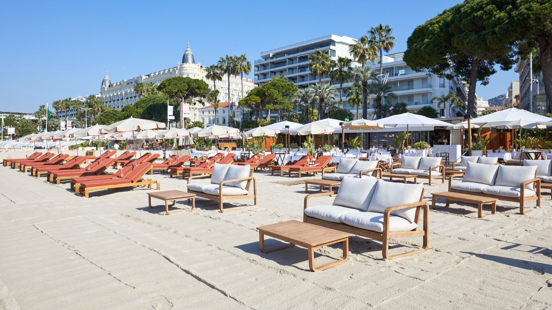 Profitez de transats confortables, d'un service attentionné et d'une ambiance raffinée au sein de notre plage privée Croisette, les pieds dans le sable